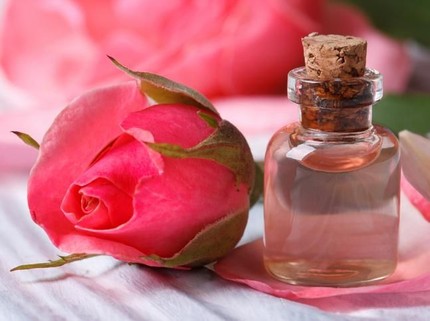 DIY Rose Water, Skincare Alami yang Berfungsi untuk Mencegah Penuaan Dini