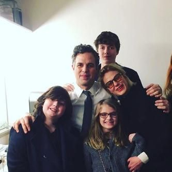 <p>Walaupun sibuk dan terkenal, Mark tetap menomorsatukan keluarga. (Foto: Instagram/markruffalo)</p>