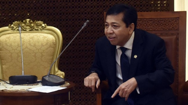 Ketidakmauan Partai Golkar mengganti Setya Novanto sebagai ketua umum disebut-sebut bisa membuat elektabilitasnya terus merosot.