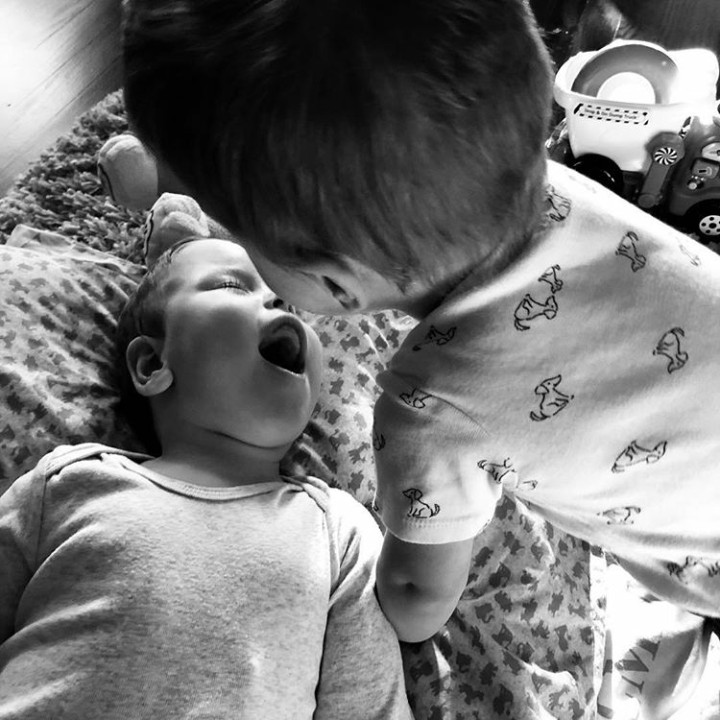 So sweet! Potret seorang kakak membantu adiknya yang punya kondisi istimewa. Foto ini diabadikan oleh sang ibu. (Foto: Instagram @littleliamrichard)