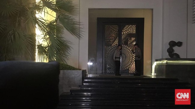 Penyidik KPK beringsut keluar dari kediaman Setya Novanto sekitar pukul 02.42 WIB pada Kamis atau sekitar 5 jam sejak kedatangan pada Rabu malam.