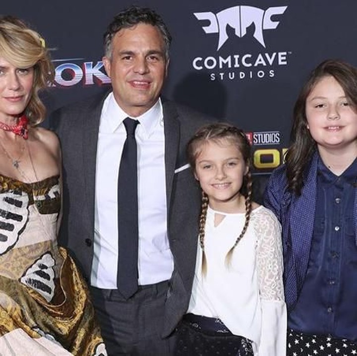 <p>Mark juga sering banget ajak keluarganya dalam event spesial termasuk setiap premiere filmnya, tapi minus Keen nih di sini. He-he. (Foto: Instagram/markruffalo)</p>