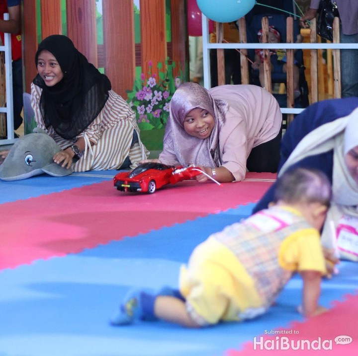 <p>Totalitas! Bunda sampai merunduk gini demi menyemangati bayinya merangkak.</p>