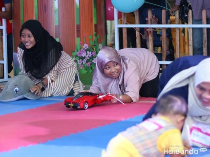 Ekspresi Kocak Orang Tua Saat Semangati Bayinya Lomba Merangkak
