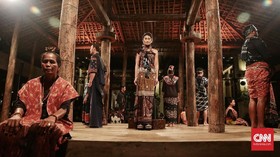 FOTO: Warna-warni Tenun Sumba di Peragaan Biyan