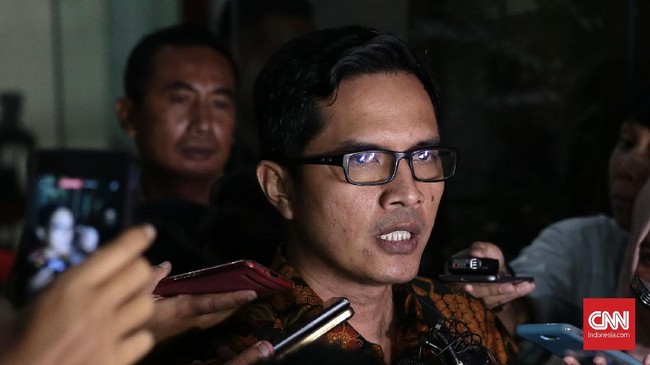 Dua anggota DPRD Kalteng diduga tahu proses pengawasan Komisi B terhadap anak usaha Sinar Mas, PT Binawit Abadi Pratama yang diduga mencemari lingkungan.
