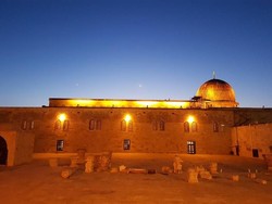 Gara-gara COVID-19, Muslim di Israel Salat Tarawih di Parkiran