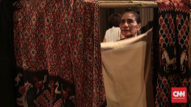 Kepincut dengan kekayaan tenun Sumba, serta dedikasi para pengrajin daerah, Biyan keluar dari zona nyamannya untuk membuat koleksi busana 'Humba Hammu'.