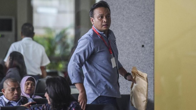Beberapa anggota DPR yang diberikan uang proyek e-KTP oleh keponakan Setya Novanto di antaranya Melchias Mekkeng, Markus Nari, Ade Komarudin, Agun Gunanjar.