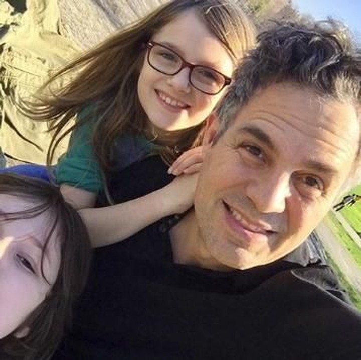 <p>Akrab banget ya, Bun, Mark Ruffalo sama anak-anak perempuannya. (Foto: Instagram/markruffalo)</p>