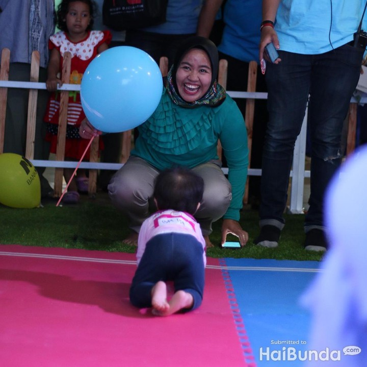 <p>Ekspresi senang bunda ketika usahanya menggiring si kecil ke arahnya pakai balon berhasil. Hi-hi-hi.</p>
