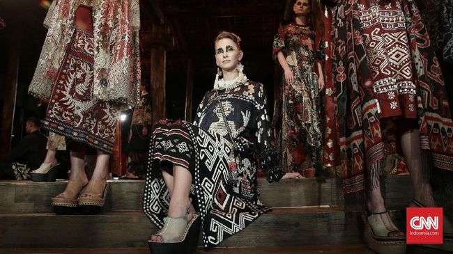 Desainer Biyan mengolah kain tenun Sumba untuk koleksi busana terbarunya. Memberi tajuk 'Humba Hammu', ia mencoba hadirkan 'Sumba yang Cantik'.
