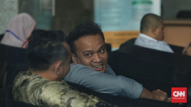 KPK kembali menetapkan dua orang sebagai tersangka baru kasus korupsi e-KTP. Satu diantaranya merupakan keponakan Setya Novanto, Irvanto Hendra Pambudi Cahyo.