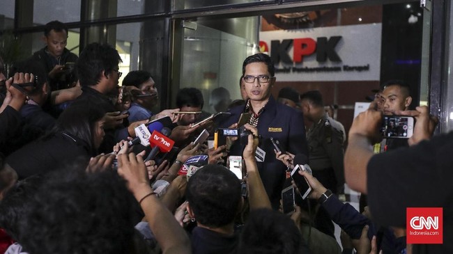 Bupati Kebumen Muhammad Yahya Fuad diduga menerima Bupati Kebumen Muhammad Yahya Fuad sebagai tersangka suap pengadaan barang dan jasa dari APBD 2016.
