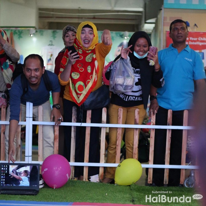 <p>Hmm, serius banget nih Bunda manggil-manggil bayinya. Yang dipanggil ngeh nggak ya? Hi-hi-hi.  </p>