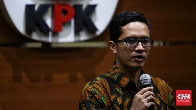 KPK akan mendampingi penuh pegawainya yang dilaporkan balik oleh Pemprov Papua dan meyakini polisi akan bekerja profesional menangani kasus penganiayaan itu.