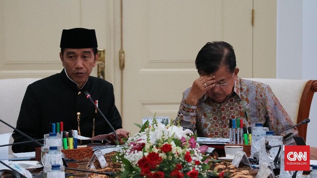 Jokowi diminta untuk memberlakukan daftar hitam terkait dengan pemilik tambang yang memiliki izin bermasalah hingga kini dengan tak memberikan pelayanan.