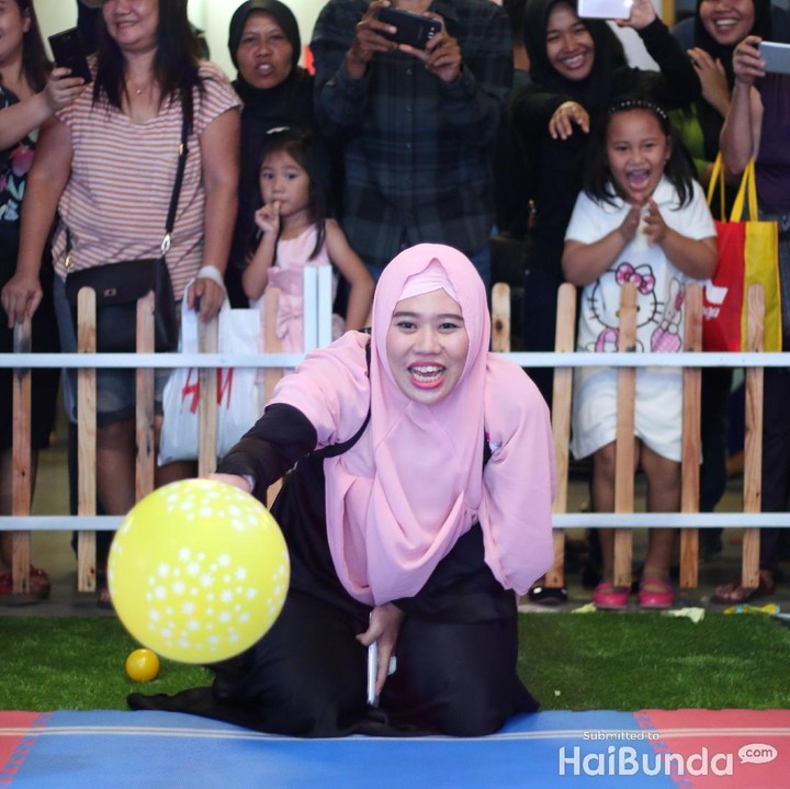 <p>Wah! Bunda semangat banget nih megangin balonnya. </p>
