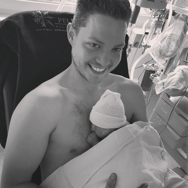 <p>Bahagianya raut wajah ayah yang satu ini saat skin-to-skin dengan putri kecilnya. ( Foto: Instagram @katjadb)</p>