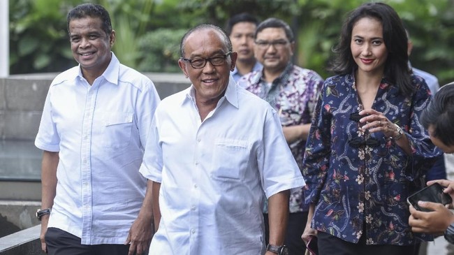 Dewan Pembina Golkar Aburizal Bakrie alias Ical disuntik vaksin Nusantara di RSPAD Gatot Soebroto, Jakarta, hari ini, Jumat (16/4).