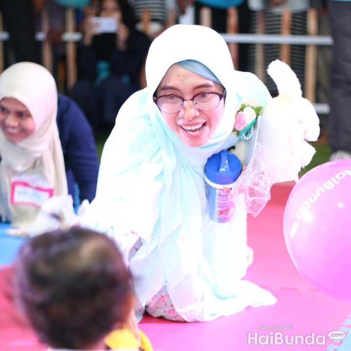 <p>Dari botol minum sampai boneka pun bunda pakai agar si bayi mau merangkak. </p>