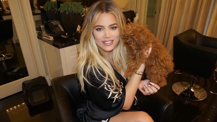 Dalam waktu kurang dari tiga bulan setelah melahirkan, tubuh Khloe Kardashian kembali langsing. Hmm apa ya rahasianya?