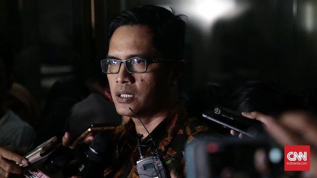 Juru bicara KPK Febri Diansyah mengingatkan enam anggota DPRD Malang untuk memenuhi panggilan pemeriksaan kasus suap pembahasan APBD-P Kota Malang.