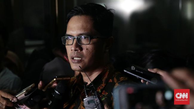 Geledah Kantor Bupati Jepara, KPK Sudah Kantongi Tersangka KPK menyita sejumlah dokumen dari kantor Bupati Jepara, Ahmad Marzuqi, dan akan mengumumkan tersangka dalam waktu dekat.