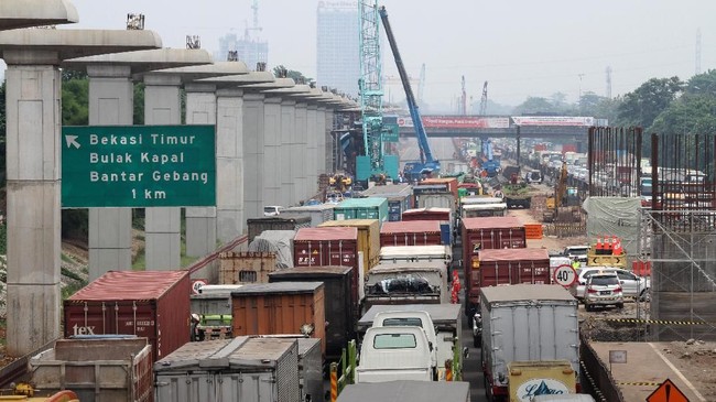 Kendaraan berat meramaikan Tol Jakarta-Cikampek karena Jumat besok (22/12) sudah dilarang melintas, guna menghindarkan macet saat puncak mudik Natal.