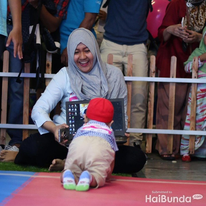 <p>Ayah bersorak gembira karena laptop yang diberi ke bunda berhasil 'memancing' si kecil merangkak.   </p>