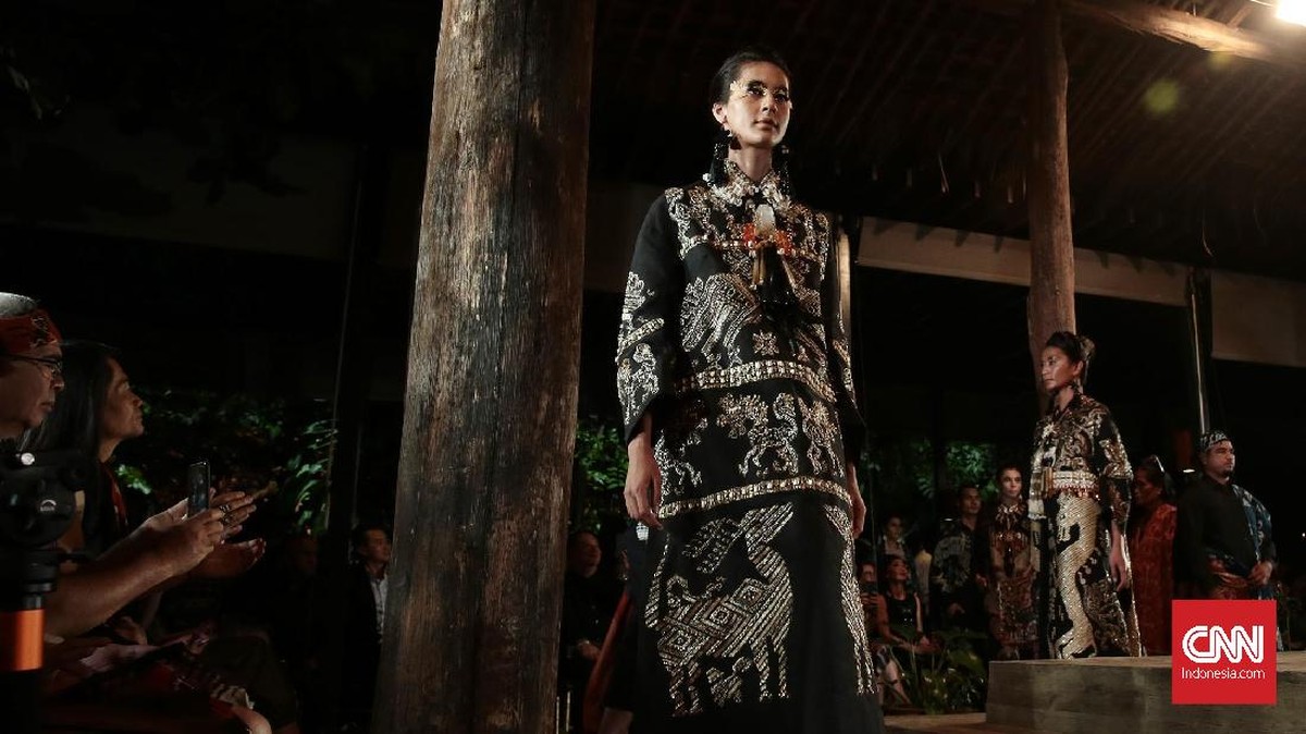 FOTO: Warna-warni Tenun Sumba di Peragaan Biyan