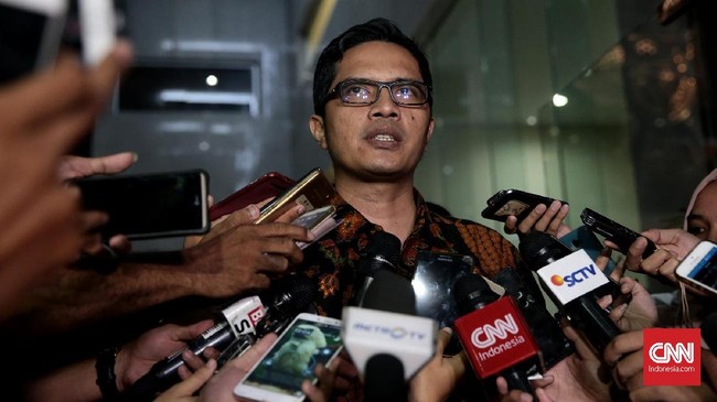 KPK menyebut fakta-fakta yang muncul dalam persidangan akan dilihat sejauh mana dengan pengumpulan bukti yang ada, termasuk soal nama Romi PPP masuk dakwaan.
