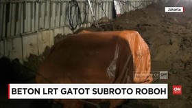 VIDEO: Beton Proyek LRT Jatuh, Timpa Satu Mobil