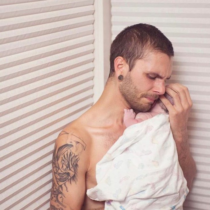 <p>Memeluk anak yang baru lahir rasanya campur aduk dan pasti emosional banget. (Foto: Instagram @bumpnbub)</p>