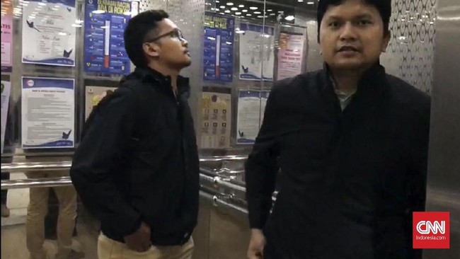 Penyidik KPK tampak berdialog dengan dokter dan meminta data rekam medis Setnov.