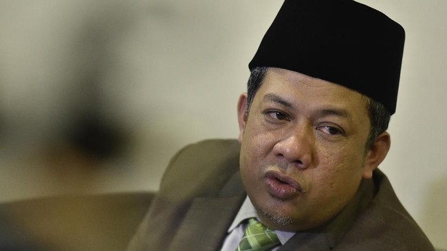 Wakil Ketua DPR Fahri Hamzah mengatakan pimpinan hingga saat ini masih menunggu surat Setya Novanto yang menunjuk Azis Syamsuddin jadi ketua.