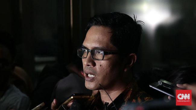 Istri Mantan Sekretaris MA Nurhadi Mangkir Panggilan KPK Tin Zuraida, istri mantan Sekretaris MA Nurhadi Abdurrachman dipastikan mangkir dari panggilan KPK dalam kasus dugaan suap Chairman PT Paramount Enterprise.