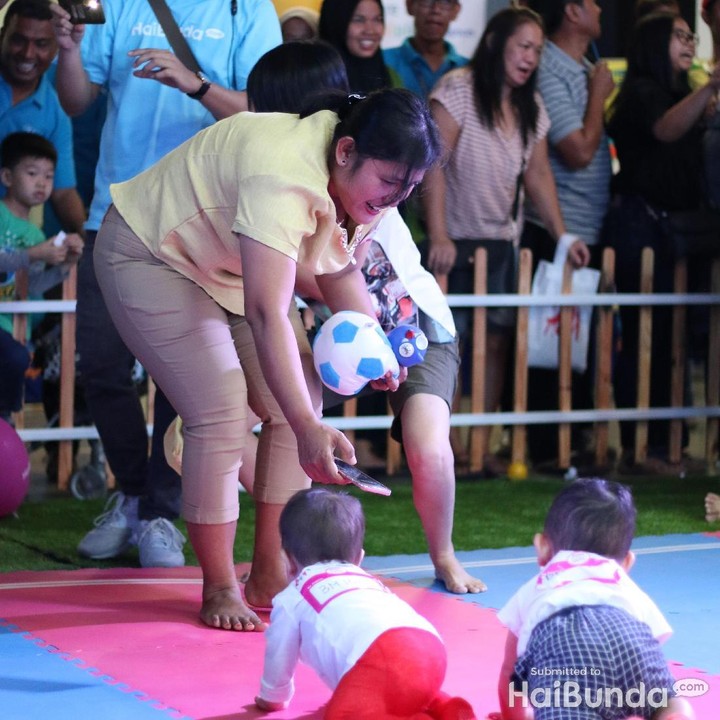 <p>Bola nggak mempan memancing bayi merangkak, handphone pun diandalkan.</p>