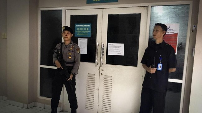 Petugas rumah sakit meminta awak media turun ke lantai satu rumah sakit. Lantai 3 di mana ada ruangan tempat Setnov dirawat, disterilkan.
