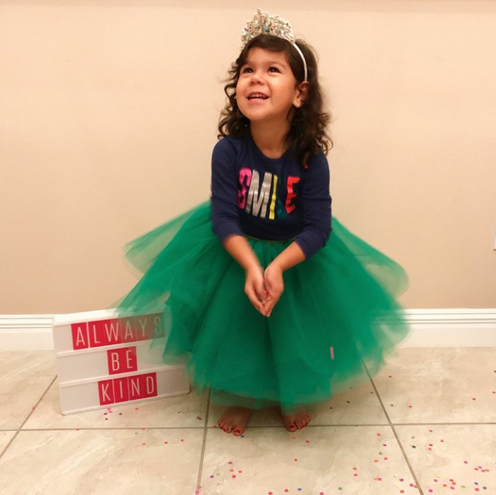 Dalam rangka merayakan Hari Kebaikan Sedunia, si kecil memakai tiara bak princess dan mengenakan t-shirt dengan tulisan 'smile'. Iya, Bun, senyum adalah bentuk kebaikan yang paling sederhana dan mudah untuk dilakukan. Betul? (Foto: Instagram @nomore2c)