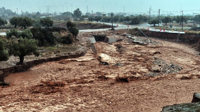 Hujan lebat yang mengguyur Yunani dalam dua hari terakhir menyebabkan banjir bandang.