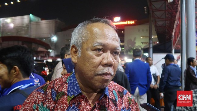 Kementerian PUPR memastikan proyek infrastruktur di bawah kementeriannya tak akan dikaji ulang karena bahan baku memiliki kandungan impor yang rendah.