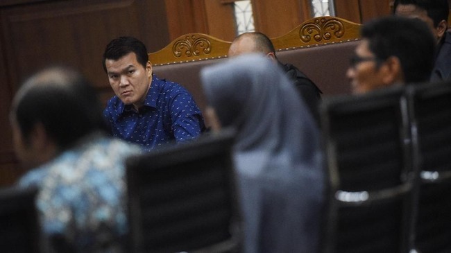 Andi Narogong mengaku pernah diajak ke DPR oleh Setya Novanto. Di DPR, Andi diperkenalkan oleh Setya Novanto ke Ketua Komisi II DPR dan Wakil Ketua Banggar.