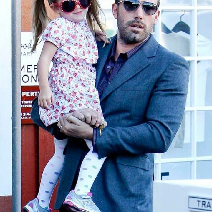 <p>Si 'Batman', Ben Affleck bersama putrinya. Dua-duanya pakai kacamata. Kompak banget! (foto: Instagram @benaffleck_)</p>