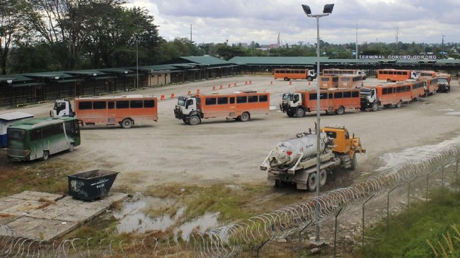 Kelompok bersenjata dilaporkan membakar kendaraan berat milik PT Freeport pada Sabtu pagi (18/11).