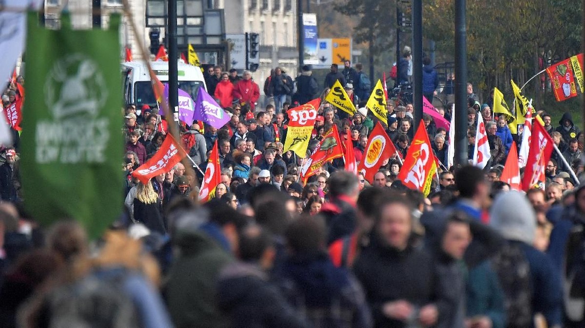 FOTO: Aksi Anti-Macron di Prancis