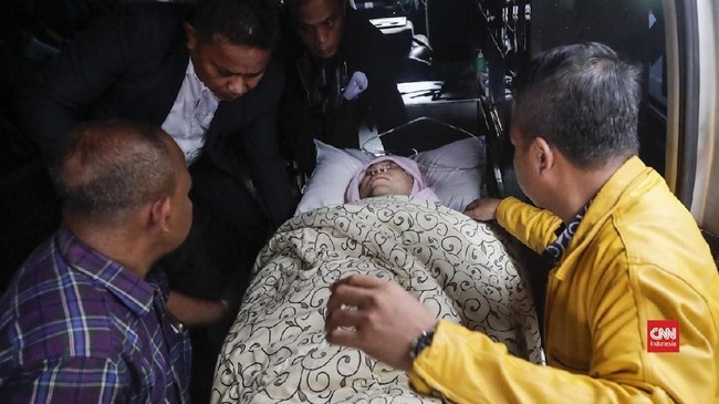 Pengacara Setya Novanto, Fredrich Yunadi mempermasalahkan banyaknya penyidik KPK yang mendampingi kliennya dirawat di RSCM usai kecelakaan.
