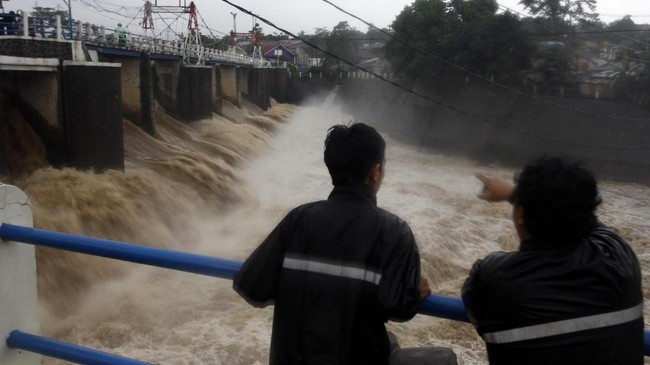 Ketinggian air di Bendung Katulampa pada 08.30 WIB mencapai 220 cm sehingga BPBD Jakarta mengirimkan peringatan dini waspada banjir di daerah bantaran kali.