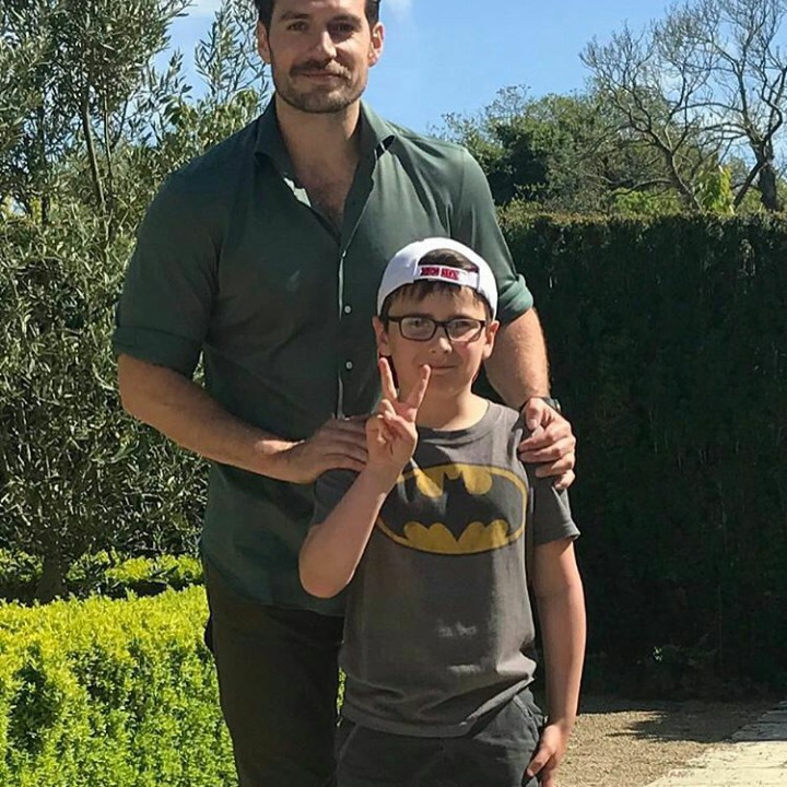 <p>Saat 'Superman' berfoto dengan fans-nya Batman. (foto: Instagram @henrycavillworld)</p>