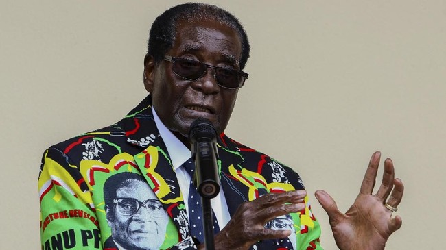 Setelah terancam dimakzulkan, Presiden Zimbabwe, Robert Mugabe, akhirnya sepakat untuk bertemu dengan wakil presiden yang dia pecat, Emmerson Mnangagwa.
